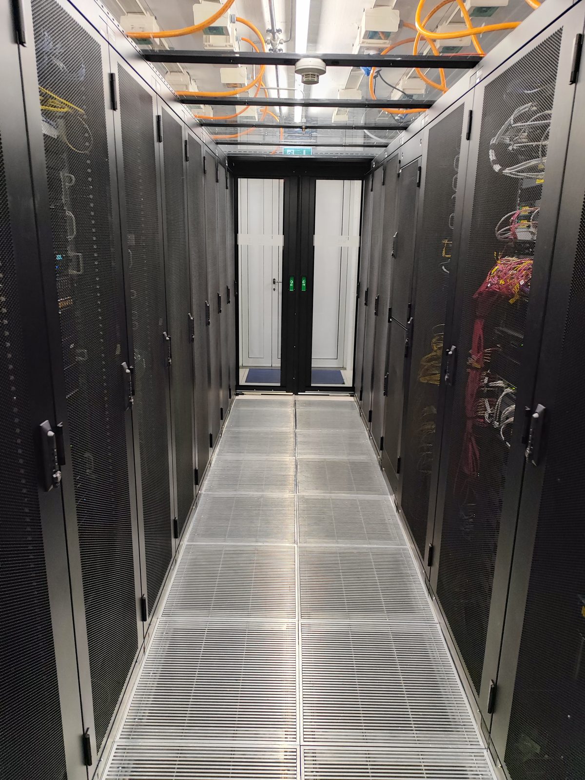 Verkabelungsinfrastruktur und Schränke im Cold Corridor des Standard-Colocation-Saals